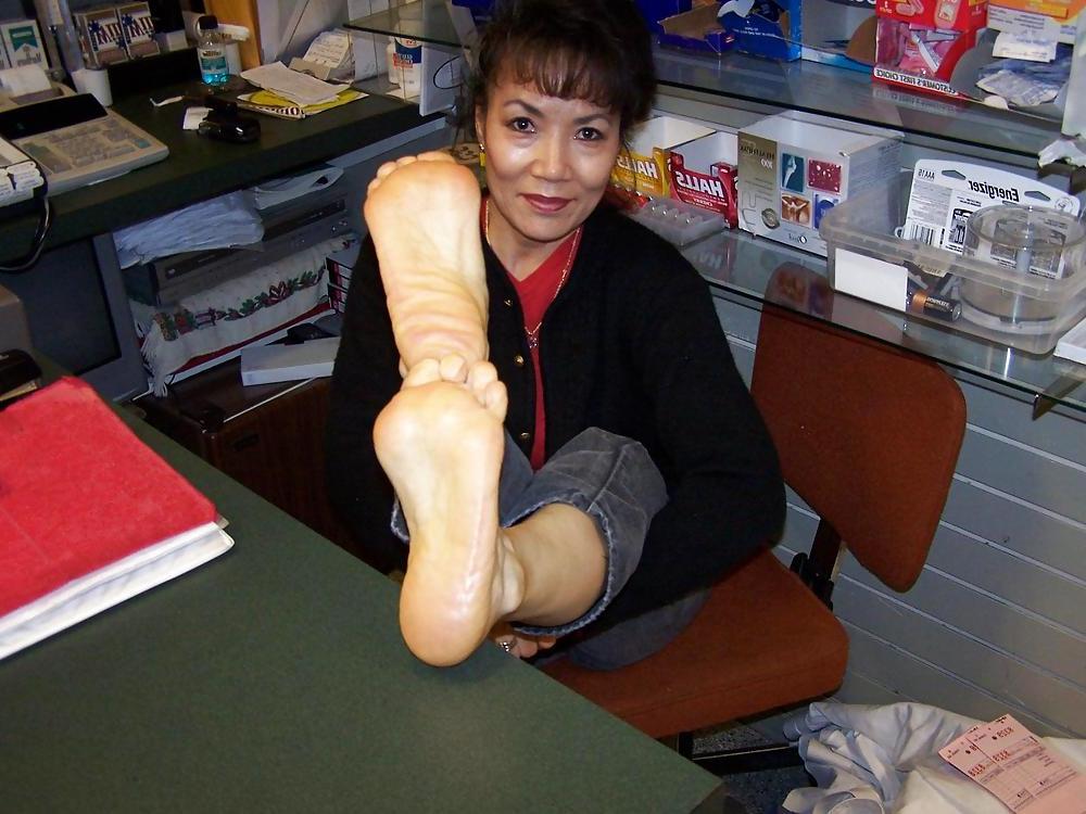 25P Mature feet and soles
