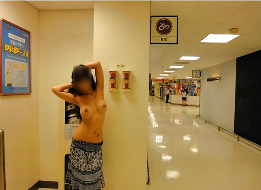 25P Korean women flashing in public