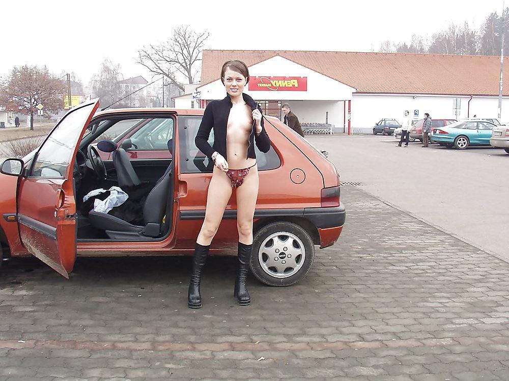 25P Exposed In Public