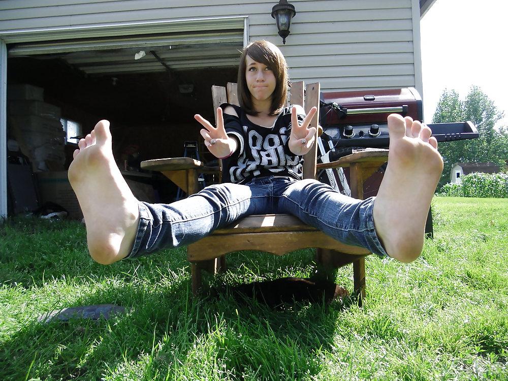 23P Lovely Girls With Lovely Feet