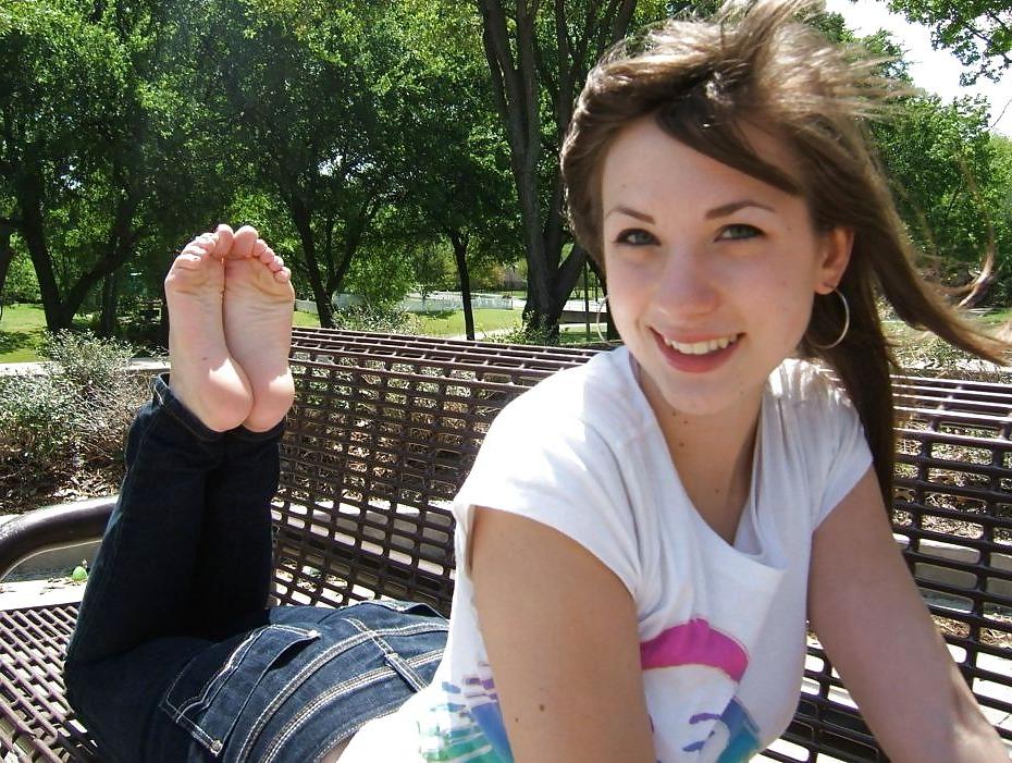 23P Lovely Girls With Lovely Feet