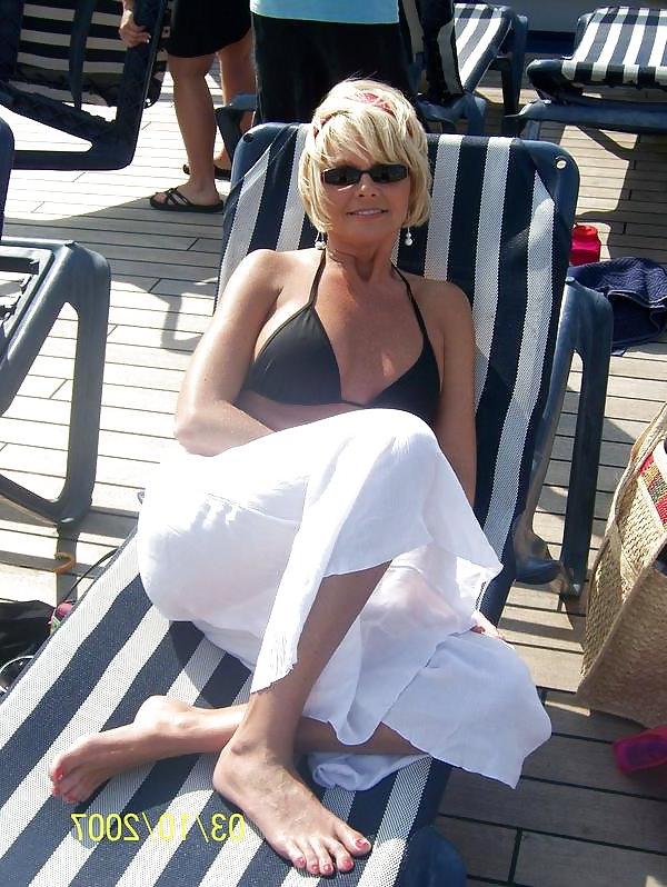 25P Sexy MILF Feet 