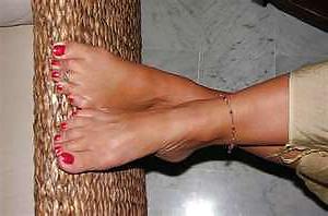 25P Sexy MILF Feet 