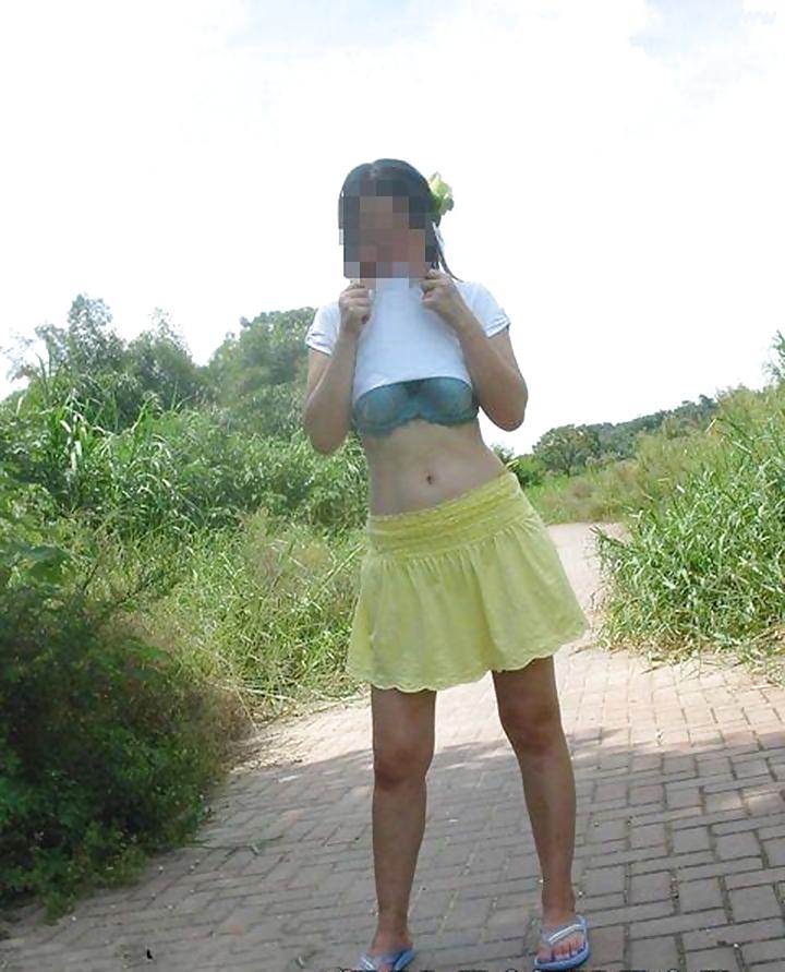 7P Korean girl flashing in public