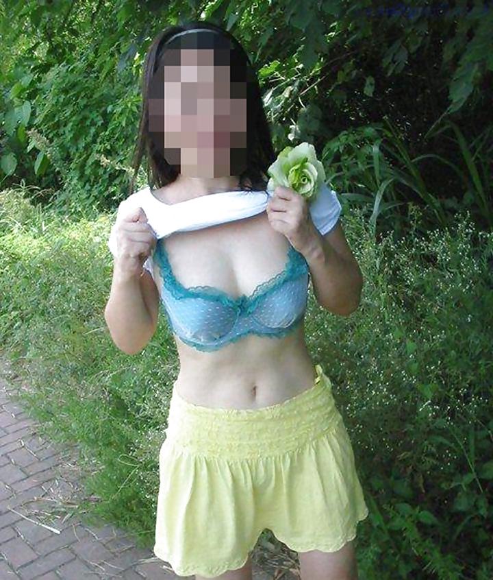 7P Korean girl flashing in public