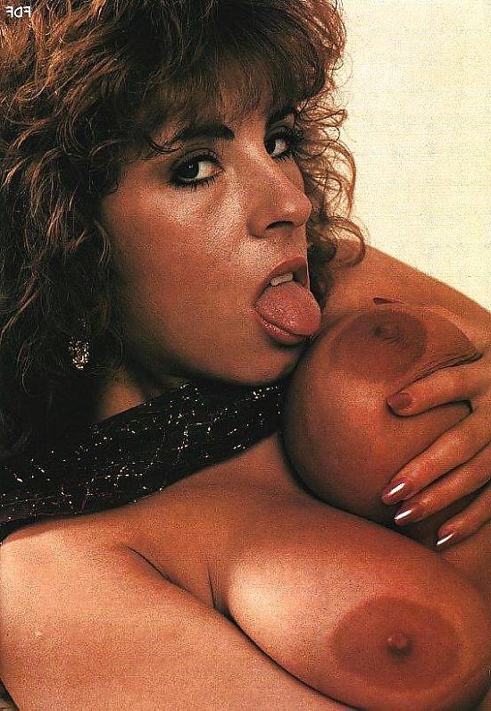 25P Busty Retro Queen -  Lisa Remzi