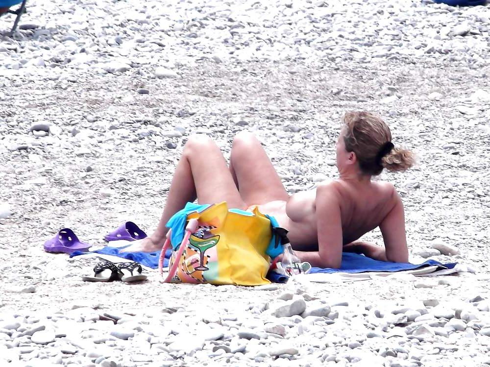15P Free topless women