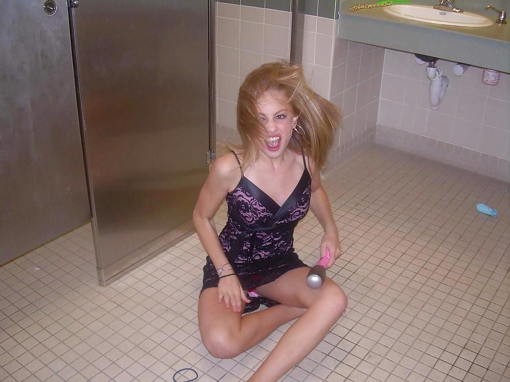 24P UPSKIRTS FOR REAL VOYEURS I