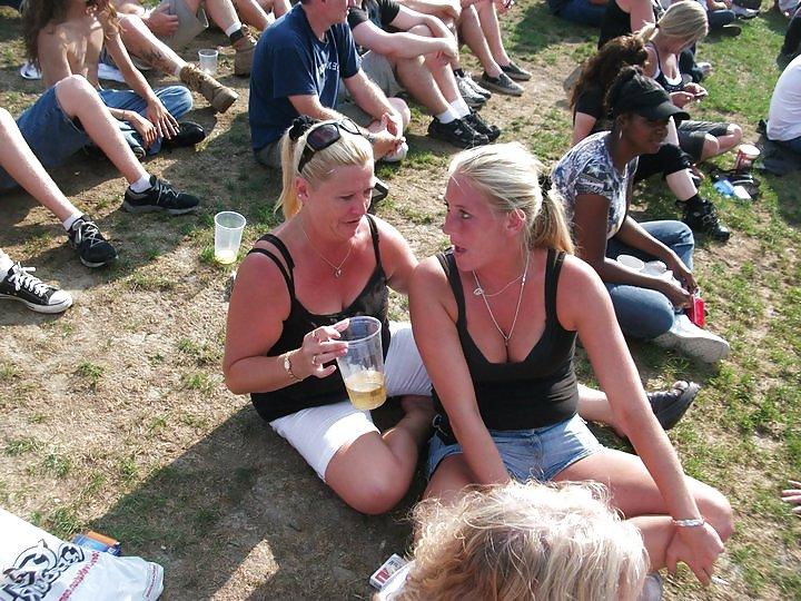 19P Female smokers. Some friends,others not