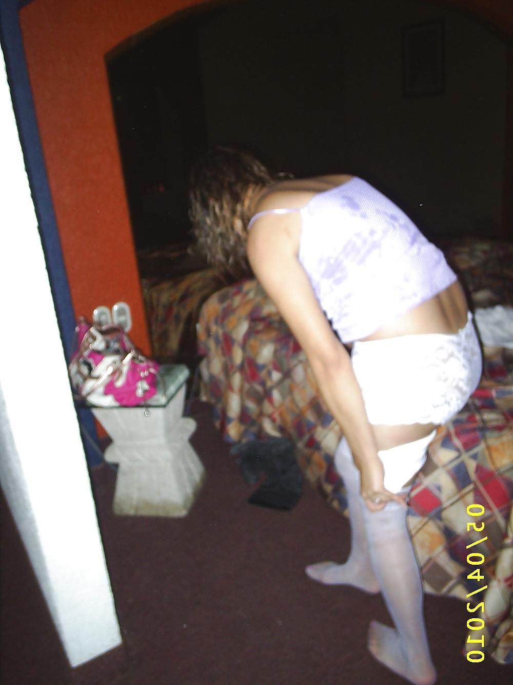 14P EUNICE SARAHI REQUEJO BEBIENDO EN EL MOTEL