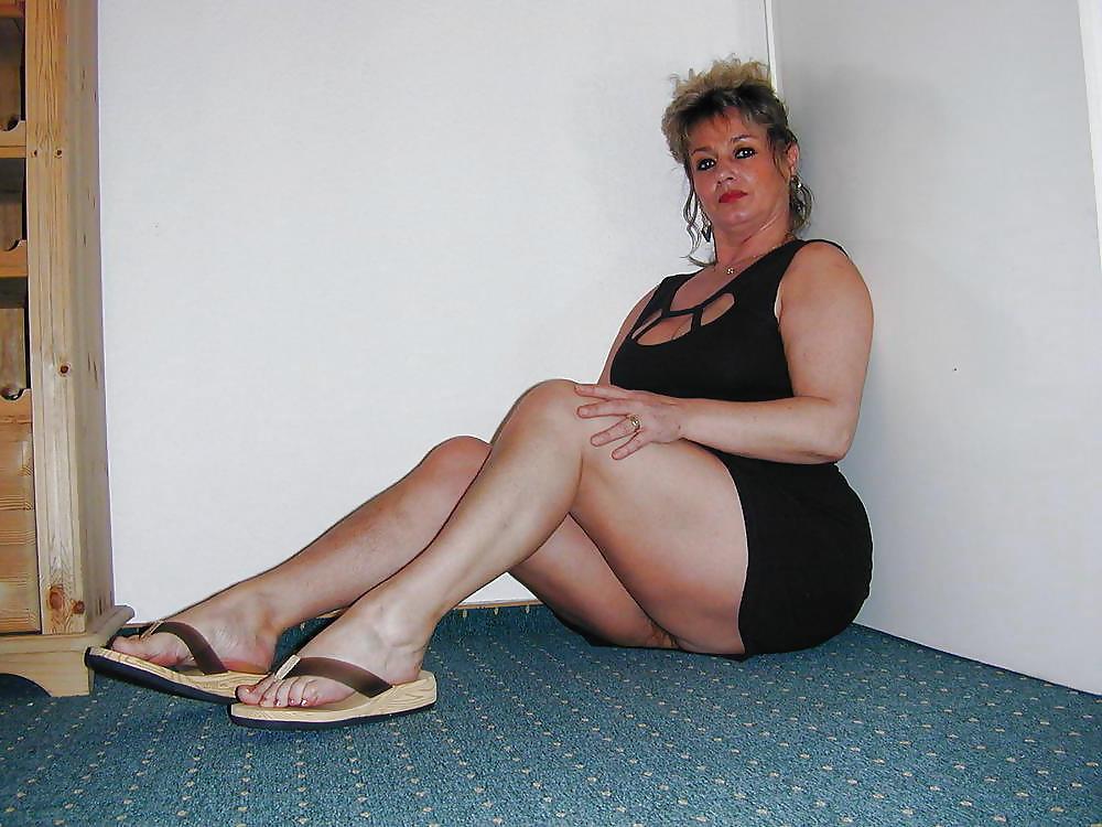 25P Mature-chubby clothed babes showing their sexy legs 2