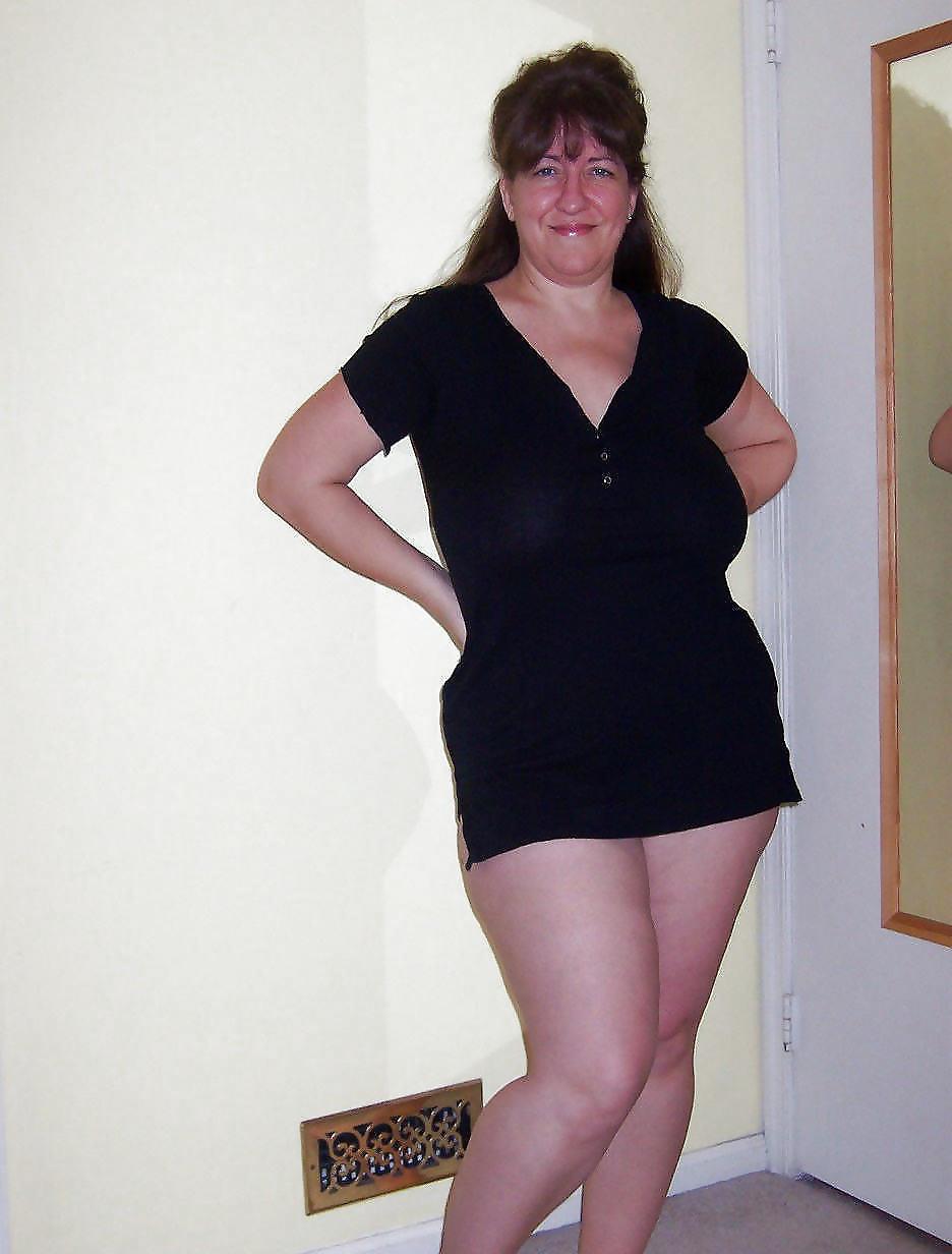 25P Mature-chubby clothed babes showing their sexy legs 2