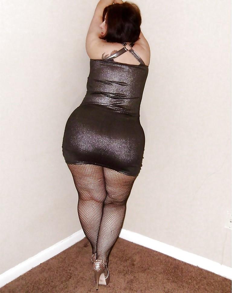 25P Rear view of chubby-mature legs