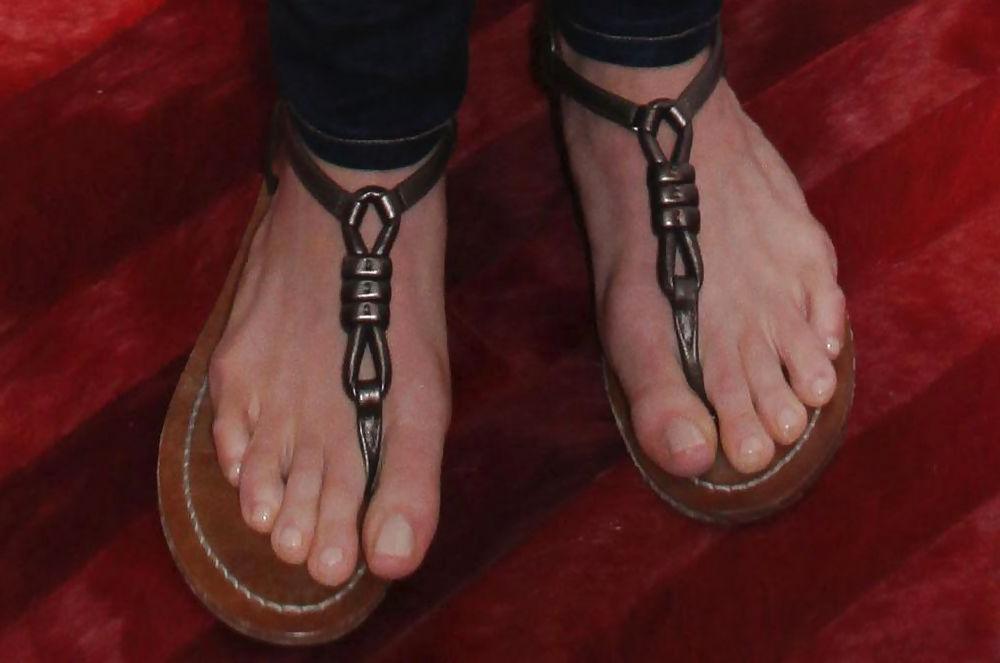 14P Jennifer Carpenter (feet and Fakes)
