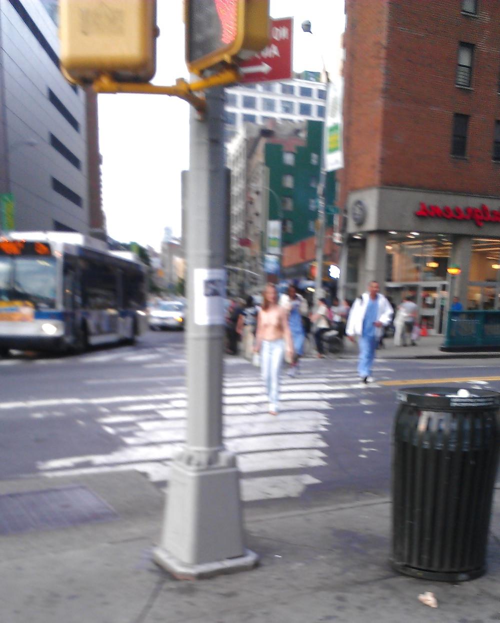 4P New York Girl Topless in Union Square