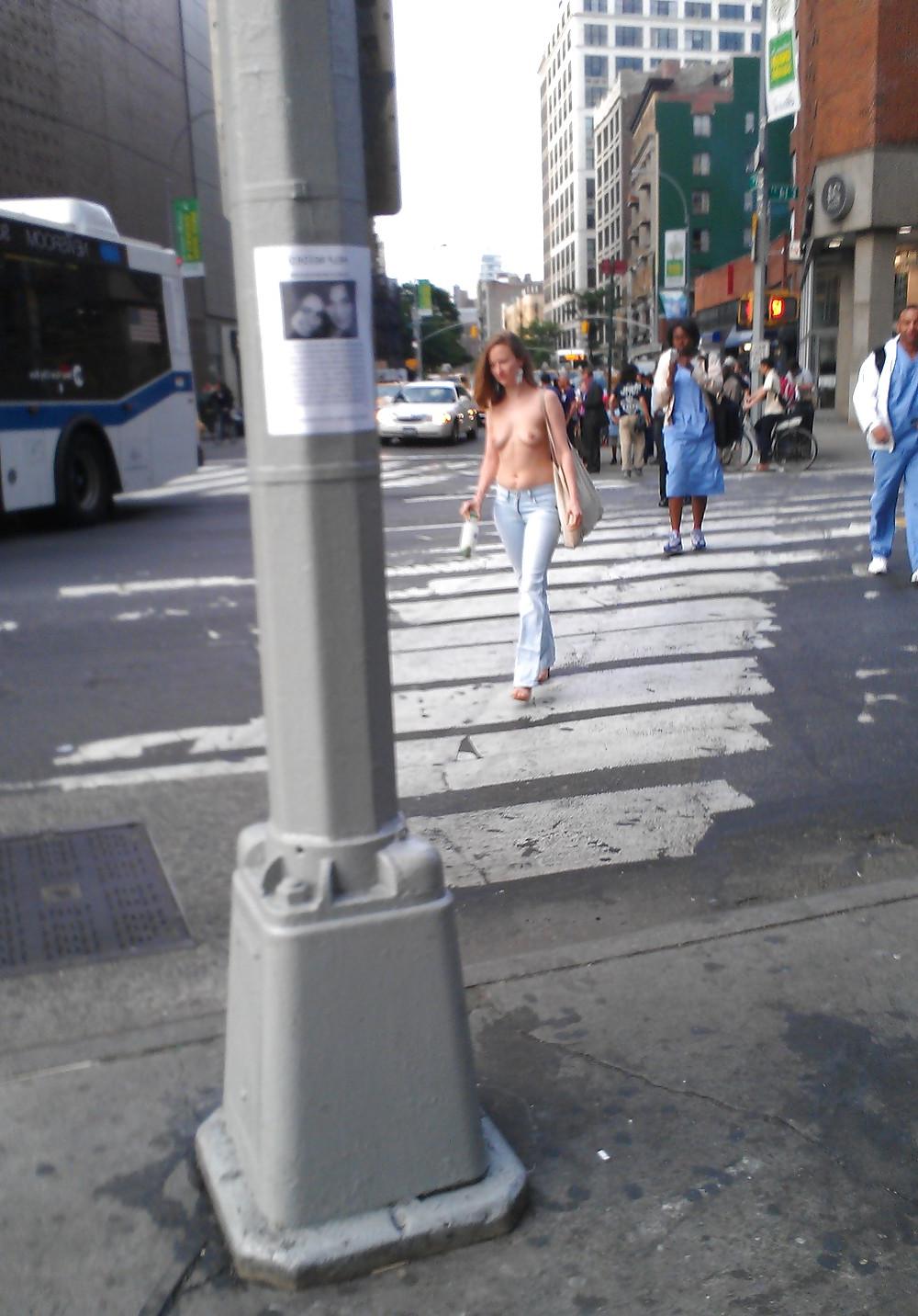4P New York Girl Topless in Union Square