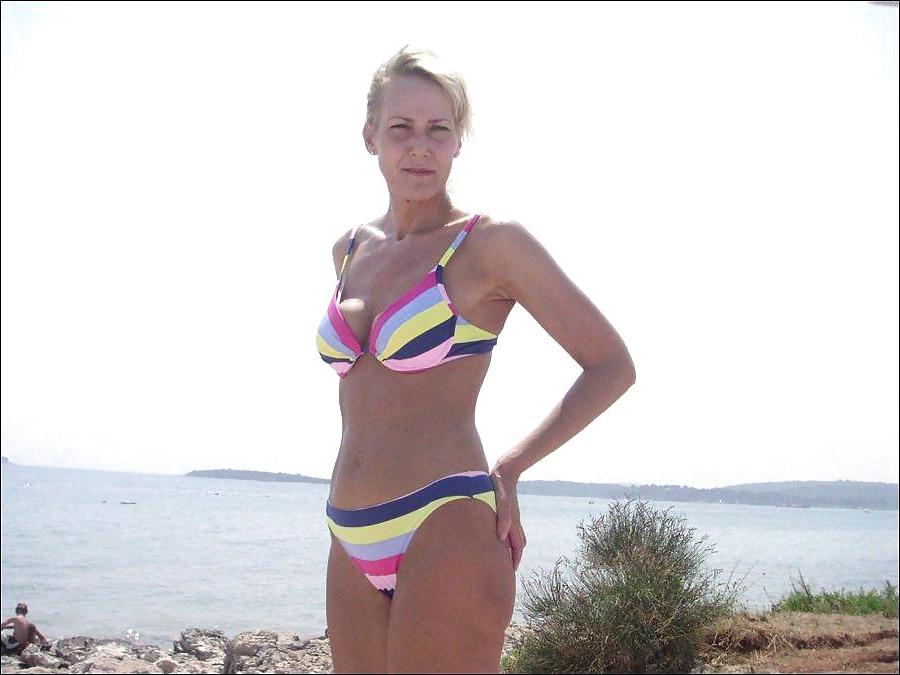 20P Cute Milf Posing