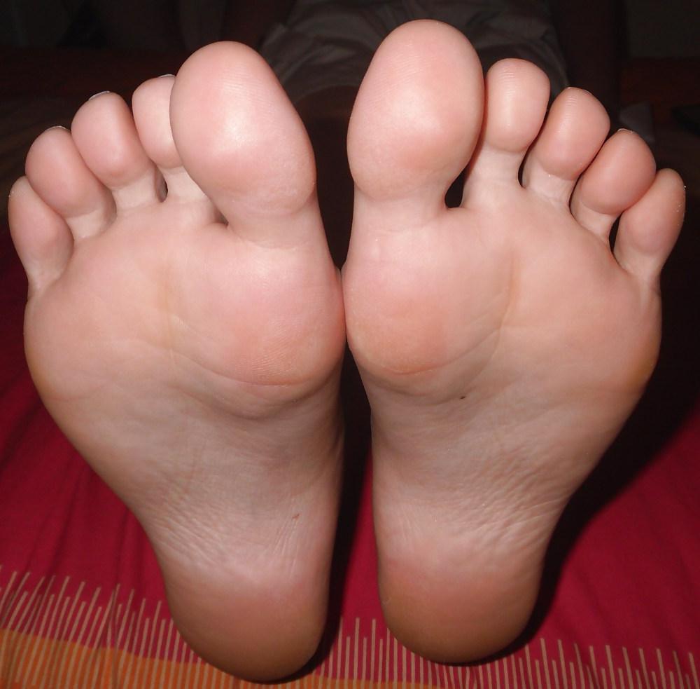9P Feet, toes and soles for footjob.