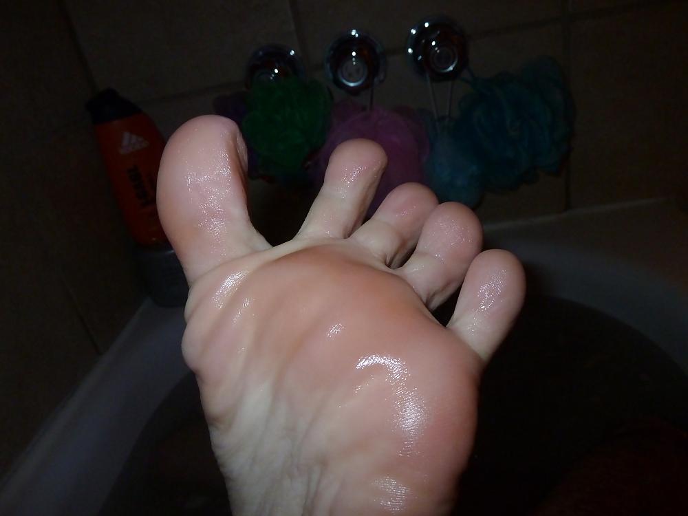 5P Zoom feet and toes