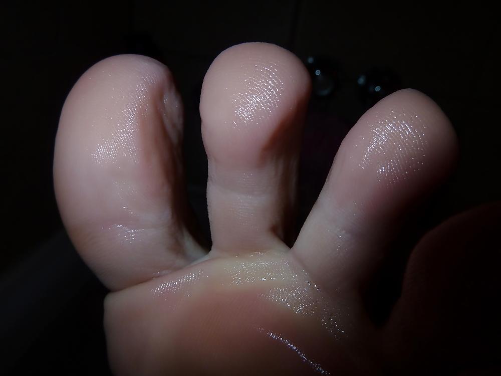 5P Zoom feet and toes