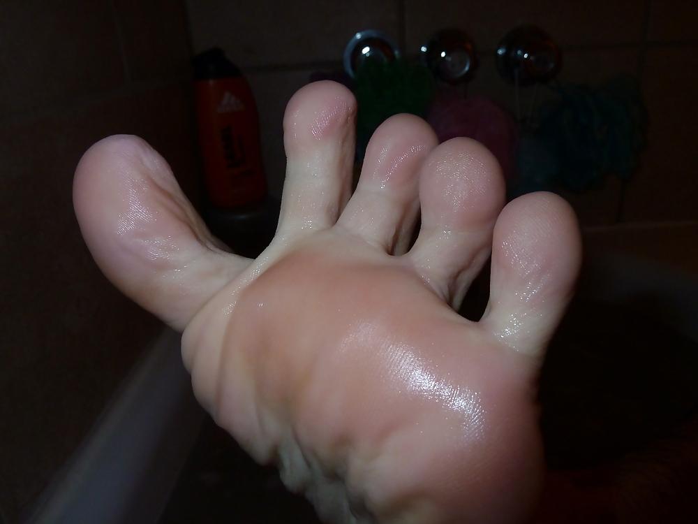 5P Zoom feet and toes