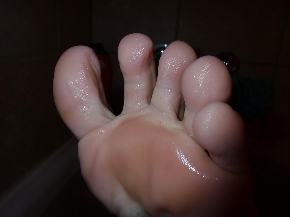 5P Zoom feet and toes