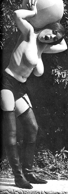 24P Busty Retro Queen - Harriet Geller