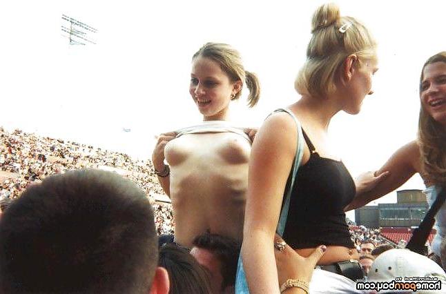 25P Flashing round boobies in public
