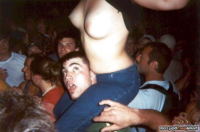 25P Flashing round boobies in public