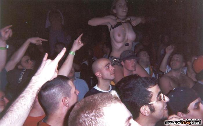 25P Flashing round boobies in public