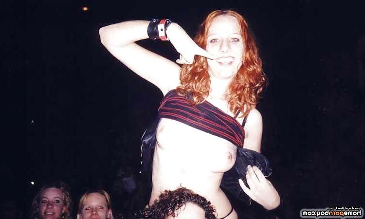 25P Flashing round boobies in public