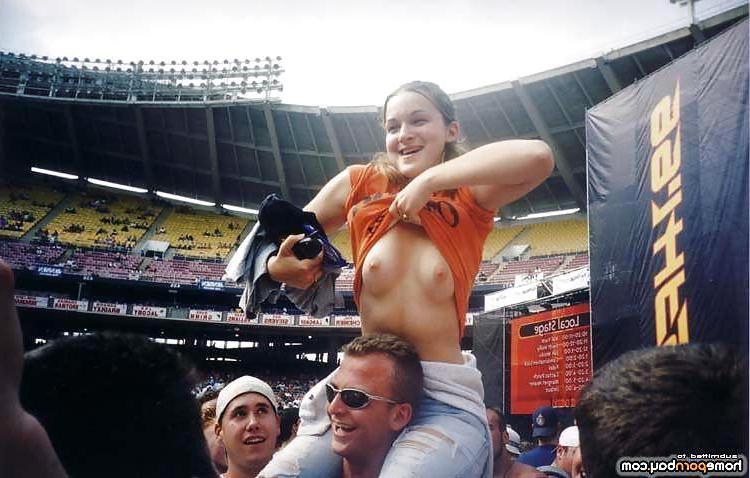 25P Flashing round boobies in public