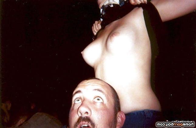 25P Flashing round boobies in public