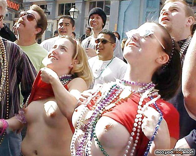 25P Flashing round boobies in public