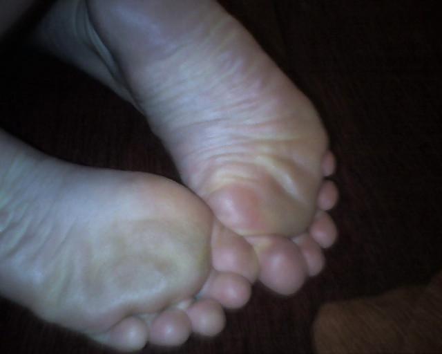 16P Female feet some exgilrs feet