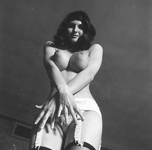 25P Busty Retro Queen - Lilian Parker