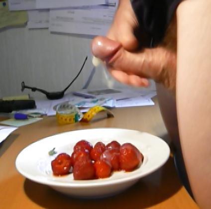 12P Strawberries with nasty tasty cumcream!