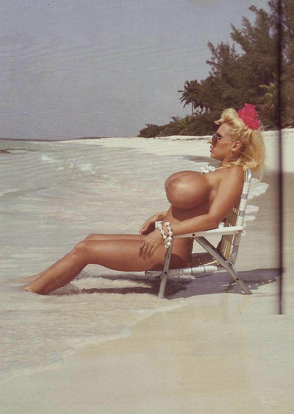 13P Busty Retro Queen - Lisa Lipps
