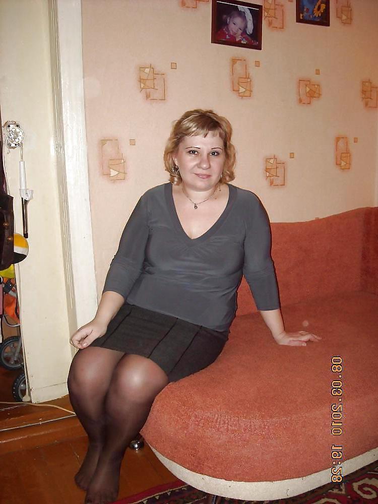 25P Mature-chubby clothed babes showing their sexy legs 3