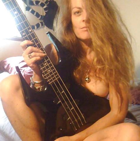 14P Hot babe plays nasty