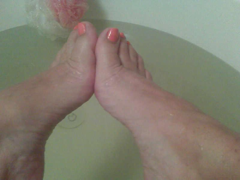 25P Comment on my girls sexy feet & toes