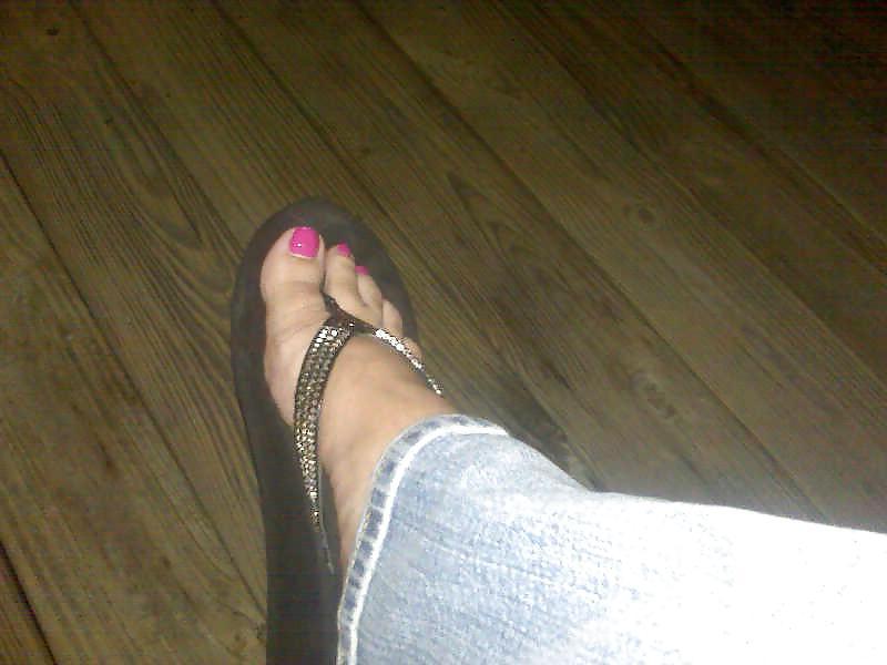 25P Comment on my girls sexy feet & toes