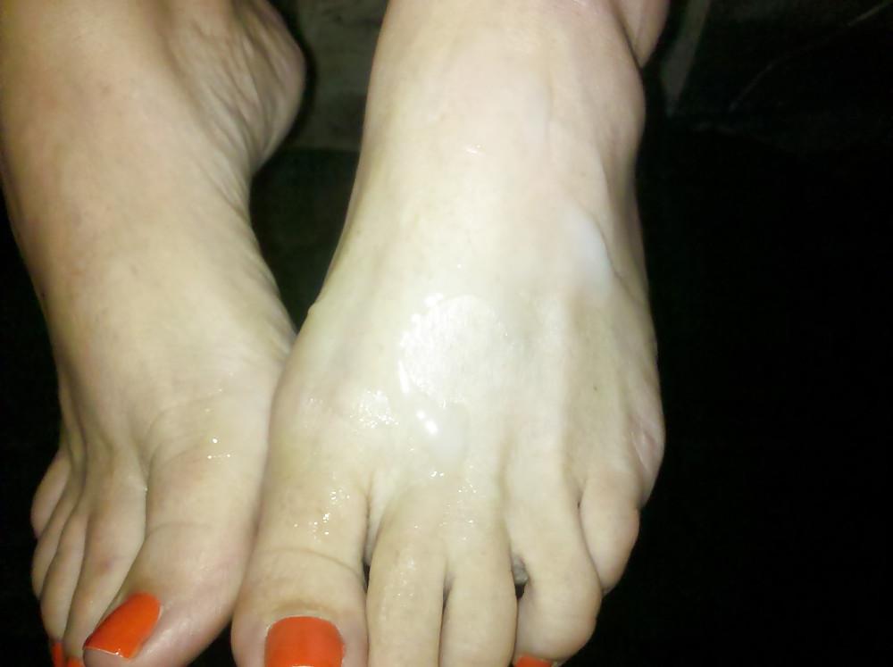 25P Comment on my girls sexy feet & toes