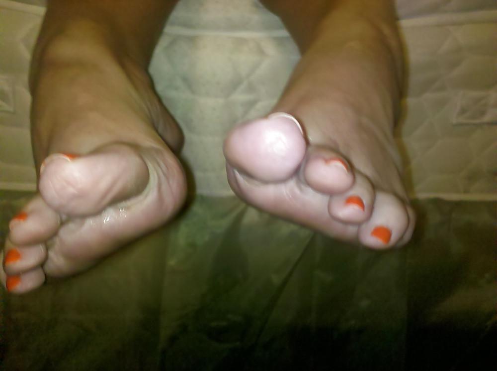25P Comment on my girls sexy feet & toes