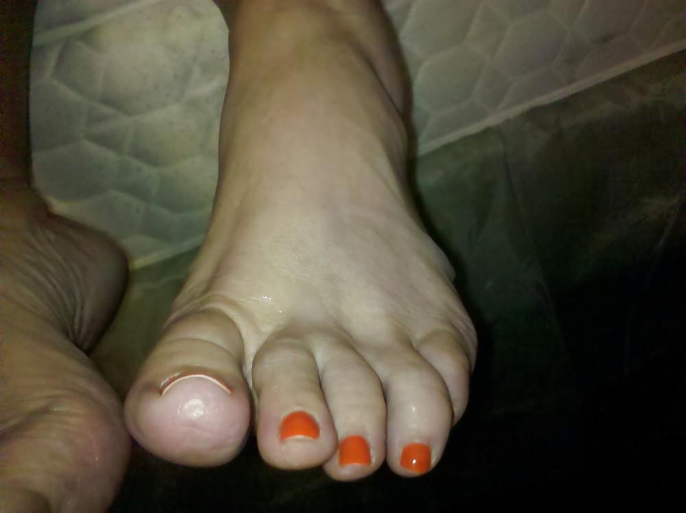25P Comment on my girls sexy feet & toes