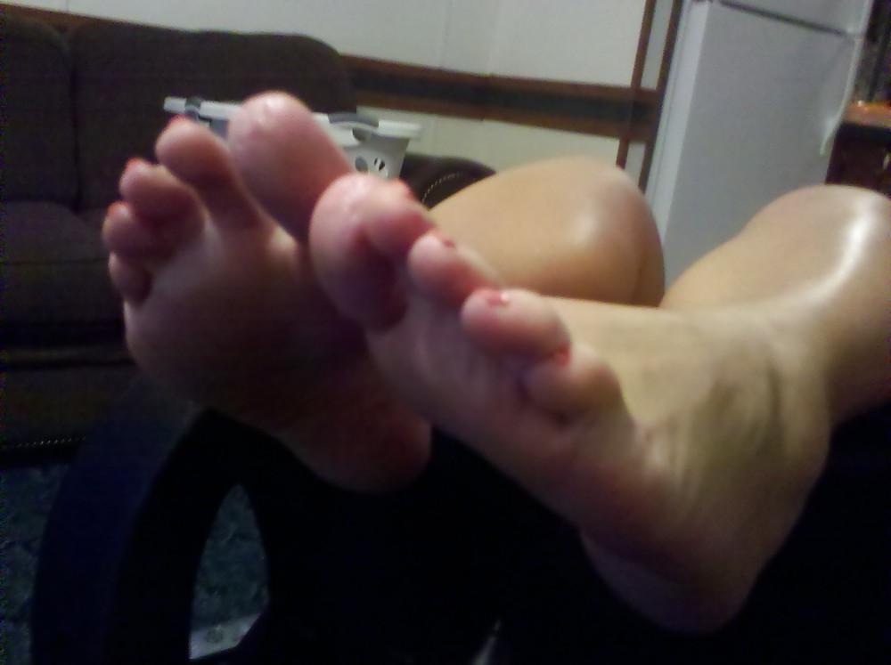 25P Comment on my girls sexy feet & toes