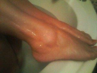 25P Comment on my girls sexy feet & toes
