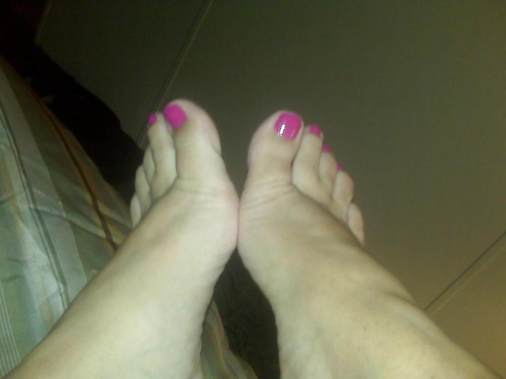 25P Comment on my girls sexy feet & toes