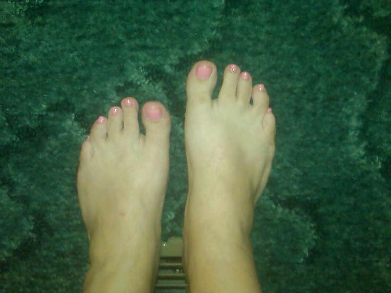 25P Comment on my girls sexy feet & toes