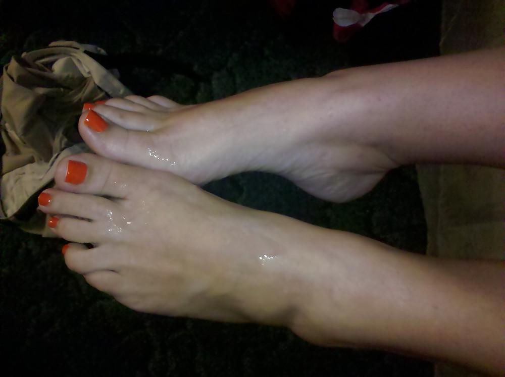25P Comment on my girls sexy feet & toes